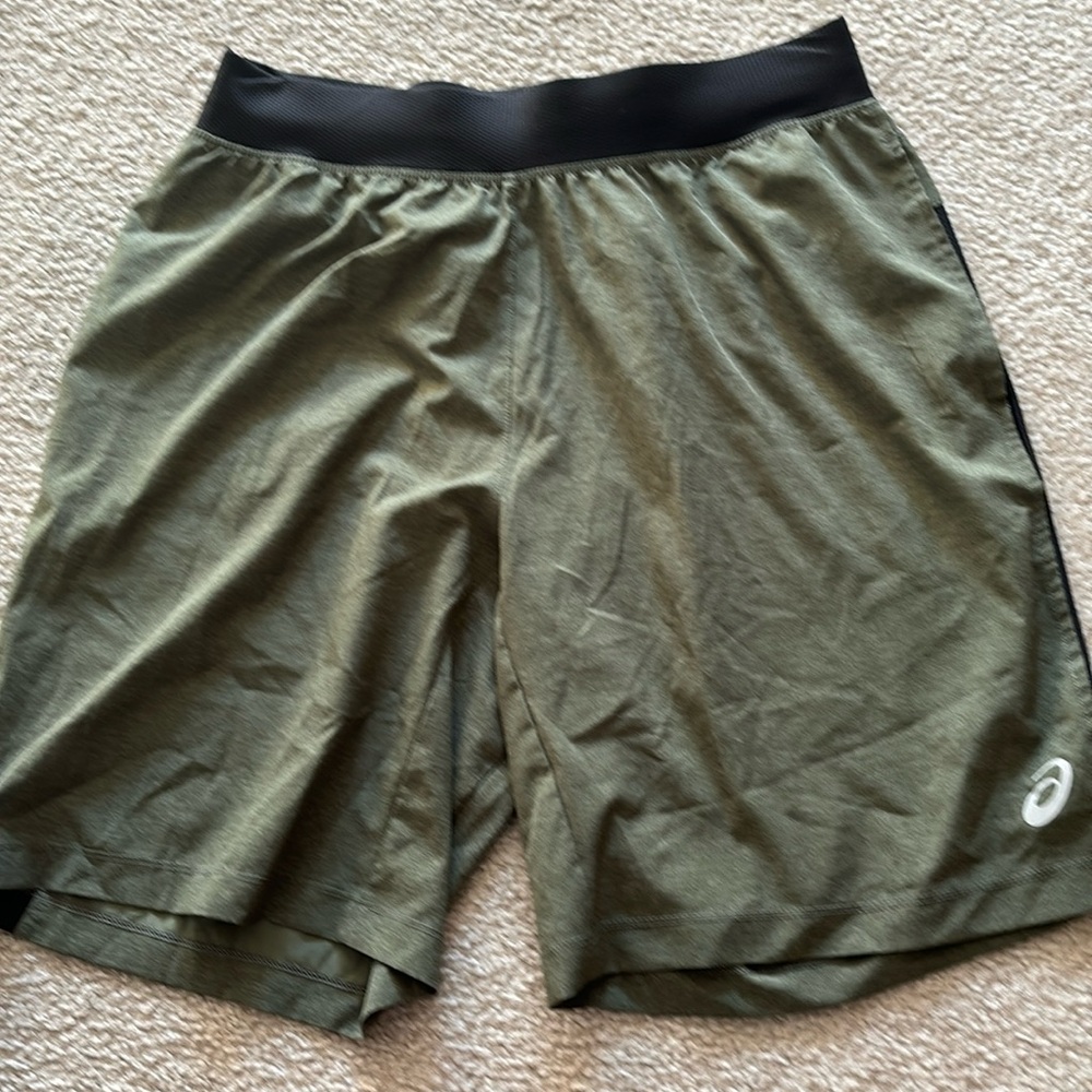ASICS men’s large running shorts with zipper on back pocket. Good condition